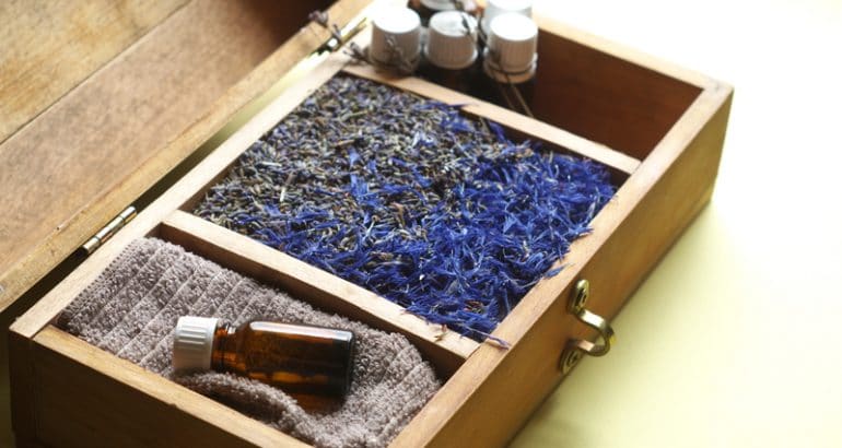 The 5 Best Essential Oils to Have in Your Medicine Chest