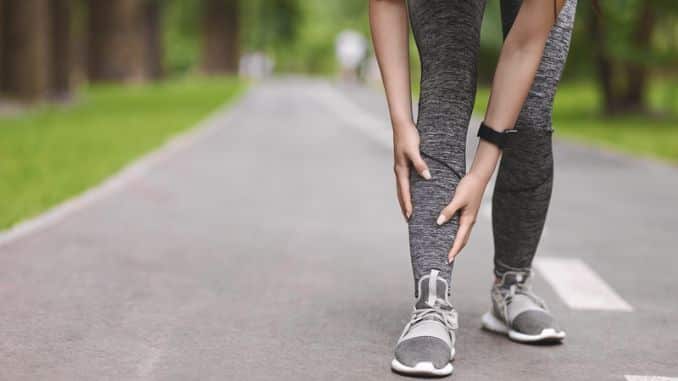 female-runner-suffering-shin-splints How to Deal with Shin Splints