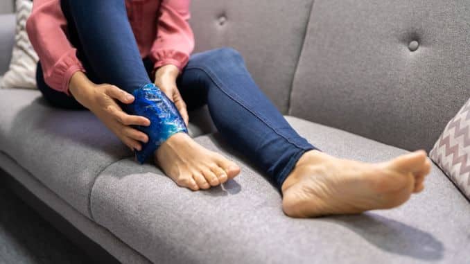 woman-holding-icing-gel-therapy How to Deal with Shin Splints