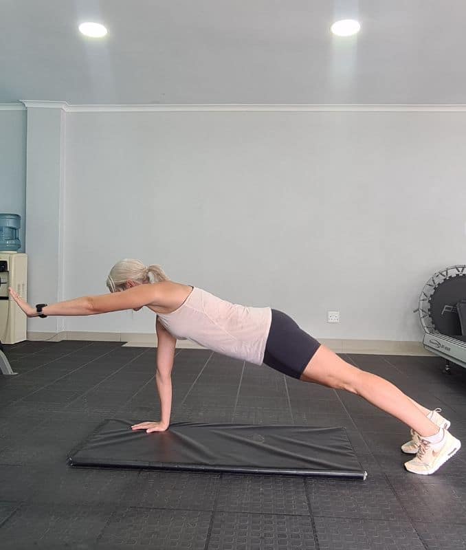 Full plank with Reach Lateral view 2