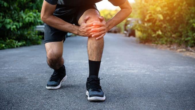 men-with-knee-pain-while-jogging - Walking 2 Miles a Day